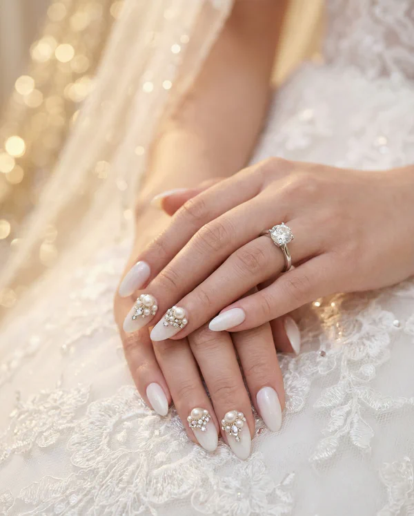 珍珠裝飾指甲 - 奢華典雅